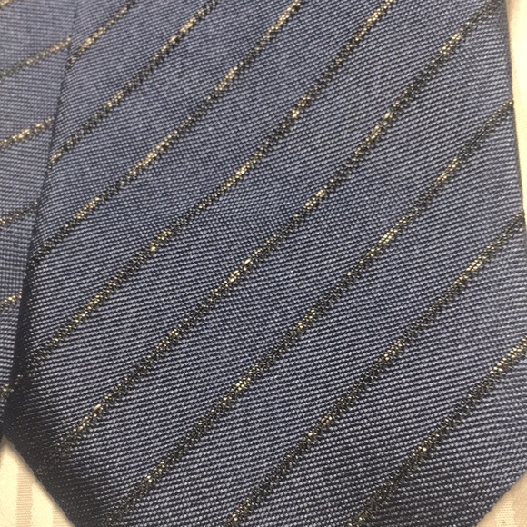 Strellson- blue will grey thin diagonal stripes tie. Italian made 100% silk. - Picture 9 of 9